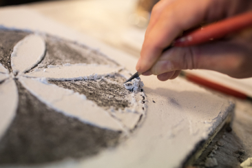 Sgraffito-Kunst von Josin Neuhäusler im Engadin