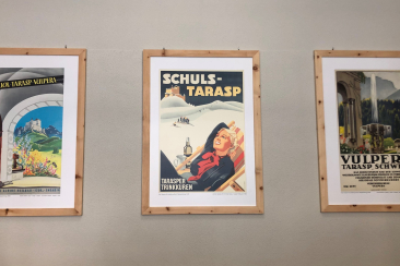 Poster der alten Werbeplakate für Trink- und Badekuren in Scuol, Tarasp und Vulpera