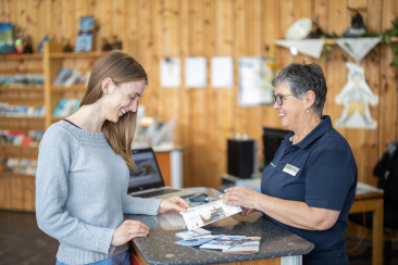 Beratung in der Gäste-Information Scuol, Unterengadin