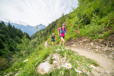 Trailrunning durch die Wälder im Engadin, Schweiz.