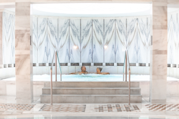 Sprudelbecken im Römisch-Irischen-Bad Bogn Engiadina Scuol.