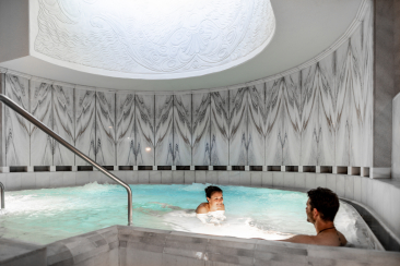 Sprudelbecken im Römisch-Irischen-Bad Bogn Engiadina Scuol.