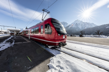 Die Rhätische Bahn im Bahnhof Scuol-Tarasp – Gepäck-Special – Ferienregion Engadin Scuol Zernez – Andrea Badrutt