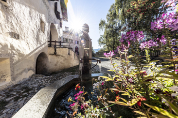 Engadiner Dorf Guarda, Brunnenbild Sommer © Andrea Badrutt