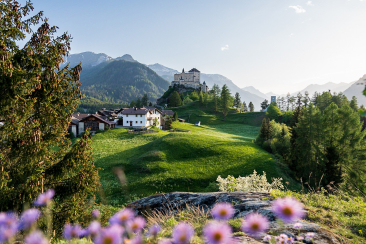 Tarasp im Engadin, Schweiz.