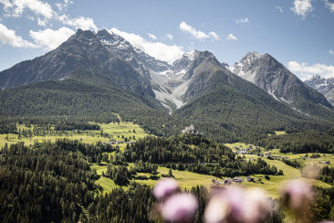 Schloss Tarasp im Sommer
