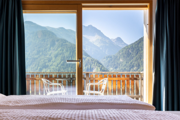 Auf der Via Engiadina erwarten Sie Unterkünfte mit herrlichem Bergpanorama.