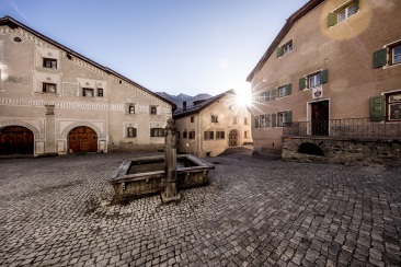 Ein Abstecher, wie hier in Ardez mit seinen sgraffitoverzierten Häusern, lohnt sich immer.