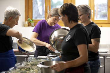 In der Küche der Chamanna Cluozza gibt es täglich viel vorzubereiten.