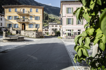 Das Dorf Lavin im Engadin.