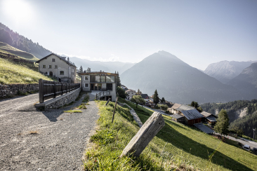 Das Bergdorf Vnà im Engadin.