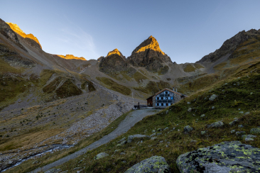 Die Chamonna Tuoi vor dem Piz Buin. Bild: Dominik Täuber.