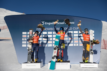 Siegerpodest der Damen beim FIS Snowboard Weltcup Scuol 2024