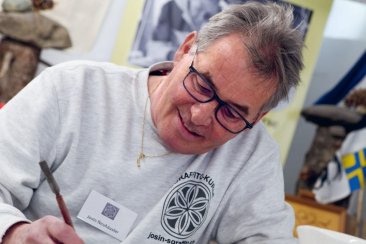 Josin Neuhäusler gestaltet ein Sgraffito.