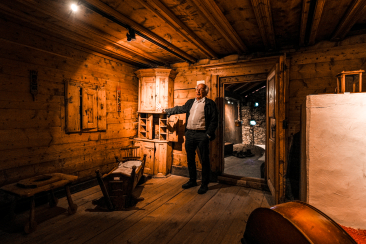 Peter Langenegger im Museum Engiadina Bassa.