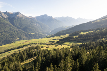 Sicht auf die Unterengadiner Berglandschaft von Tschlin aus