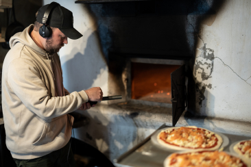 Sommerkampagne_Feuer_Lavin_Holzofen_Giacometti