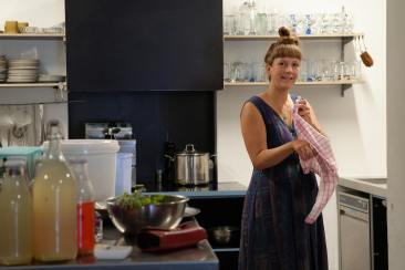 Helena Erny in der Küche im Café Ajüz