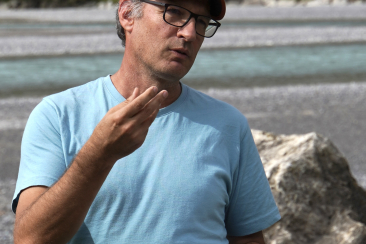 Jan Sedlacek an der Grillstelle Pradella erzählt über das Unterengadiner Fenster, die Geologie und den Inn