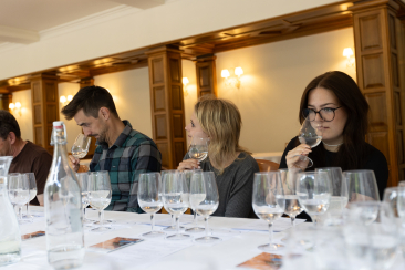 Mineralwasser-Degustation, Wasser-Sommelière Sabina Streiter