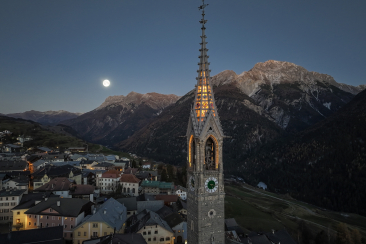 Kirchenturm Sent in der Nacht