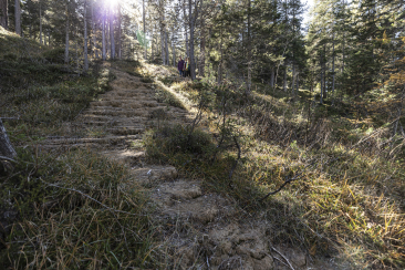 Mineralwasserwege Scuol mit Sicht auf den Quelltuff