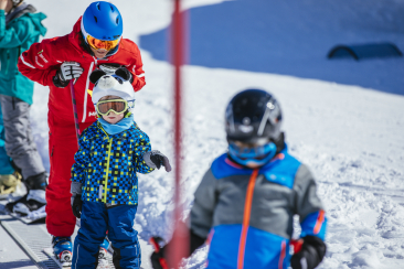 Kinder skifahren