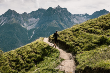 Alpiner Wanderweg durch die Berglandschaft des Schweizerischen Nationalparks.