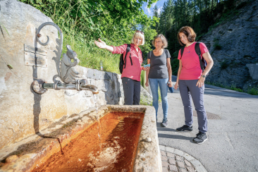 «Eichhörnchen-Brunnen» der Mineralquelle Clozza in Scuol.
