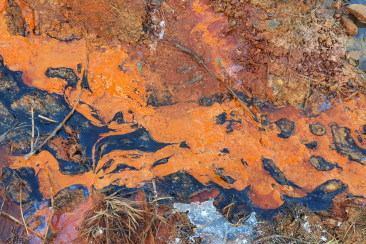 Chalzina Sura-Quelle im Winter auf dem Mineralwasserweg Scuol – Engadin Scuol Zernez