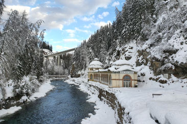 Die Trinkhalle Büvetta Tarasp im Winterkleid in Nairs