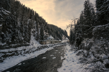 Die Trinkhalle Büvetta Tarasp im Winter – Nairs, Engadin Scuol Zernez – Dominik Täuber