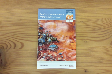 Faltkarte zu den Mineralwasserwegen Scuol – Engadin Scuol Zernez