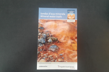 Faltkarte zu den Mineralwasserwegen Scuol