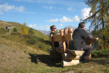 Bank zum Ausruhen auf dem Flurinaweg