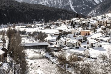 Dorf Lavin, Unterengadin, im Winter