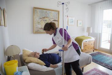 Spitex im Einsatz - Infusion legen