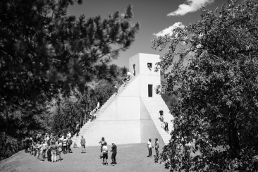 Das «House to watch the sunset» vom Künstler Not Vital bei der Eröffnung. Bild: Dominik Täuber.