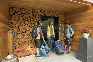 Übernachtung im Bike-Hotel Al Rom in Tschierv