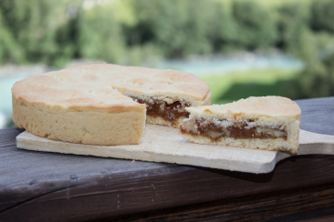 Eine Nusstorte der Bäckerei Konditorei Giacometti in Lavin.