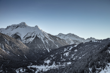 Von Vnà nach Zuort auf dem Winterwanderweg