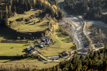 Heckenlandschaft in San Niclà, Tschlin in der Ferienregion Engadin Scuol Zernez