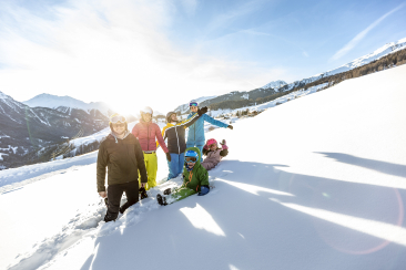 Familie beim Schneeschuhwandern