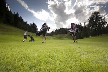 Eine Partie Golf auf der 9-Loch-Anlage des Golf Club Vulpera.