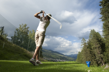 Golf spielen in Vulpera im Unterengadin, Schweiz.