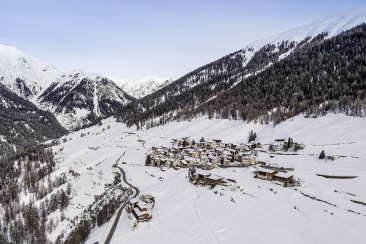 Dorf Vnà, Unterengadin, im Winter