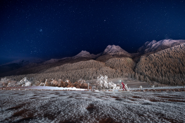 Auf der Nachtloipe in Scuol. Knopf für das Licht drücken und los gehts.