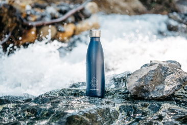 Mit der miraculaua-Flasche das einzigartige Mineralwasser von Scuol abfüllen und mitnehmen