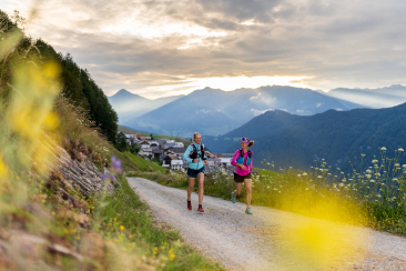Trailrunning im Engadin bei Tschlin. Bild: Dominik Taeuber.